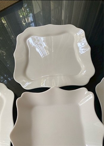 Beden Beyaz Dalgalı Kenarlı Kare Yemek Tabağı