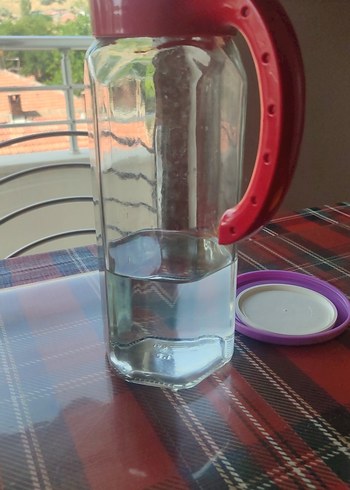 kırmızı kulplu sürahi