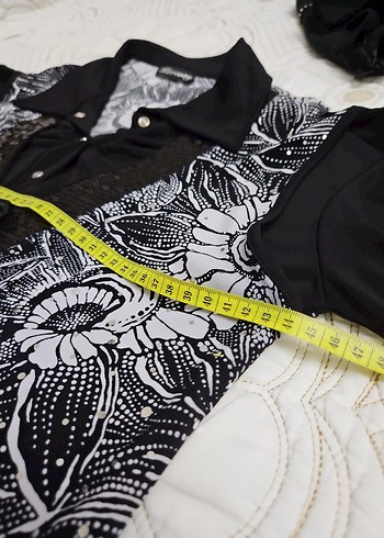 Düğmeli Siyah Desenli V Yaka Kadın Bluz - Görsel 4