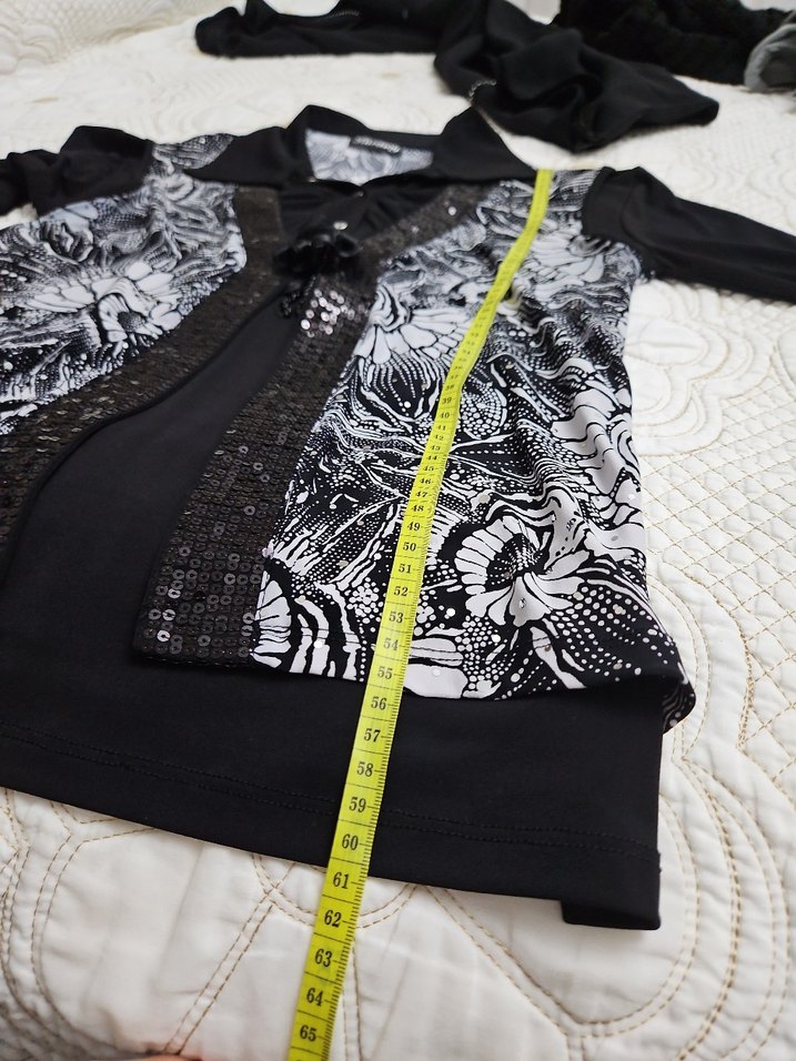 Düğmeli Siyah Desenli V Yaka Kadın Bluz - Görsel 5