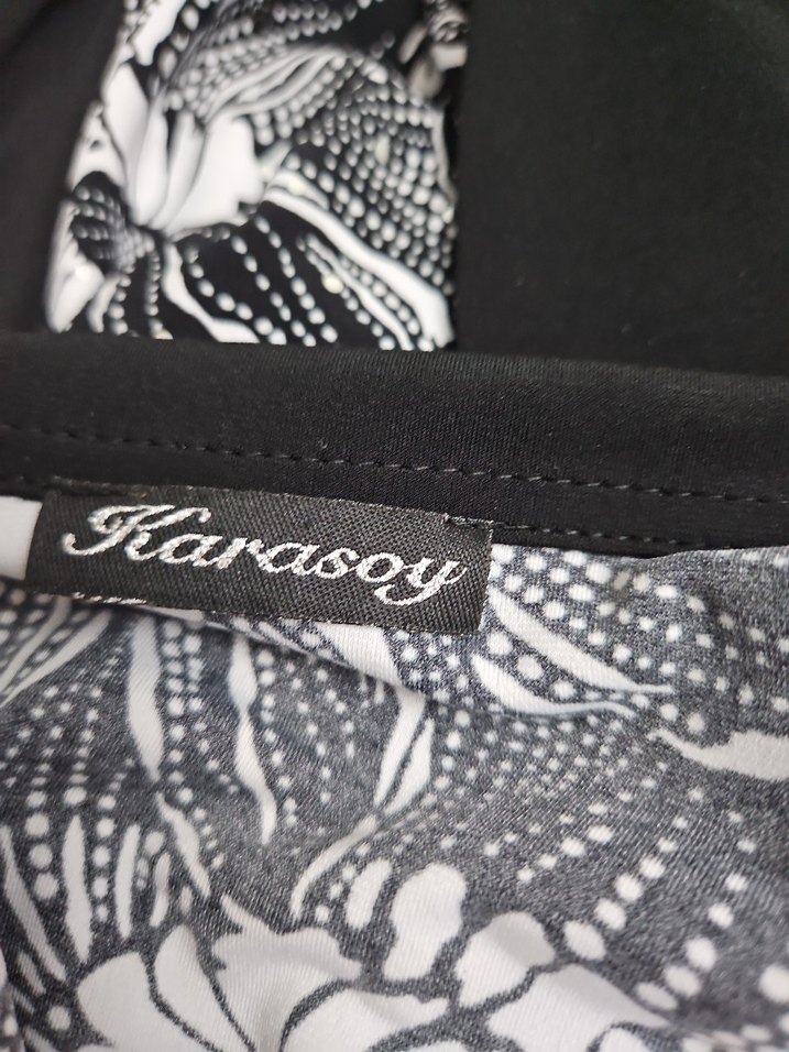 Düğmeli Siyah Desenli V Yaka Kadın Bluz - Görsel 3