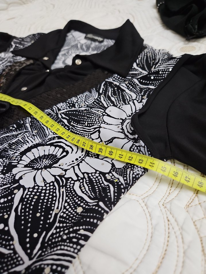 Düğmeli Siyah Desenli V Yaka Kadın Bluz - Görsel 4