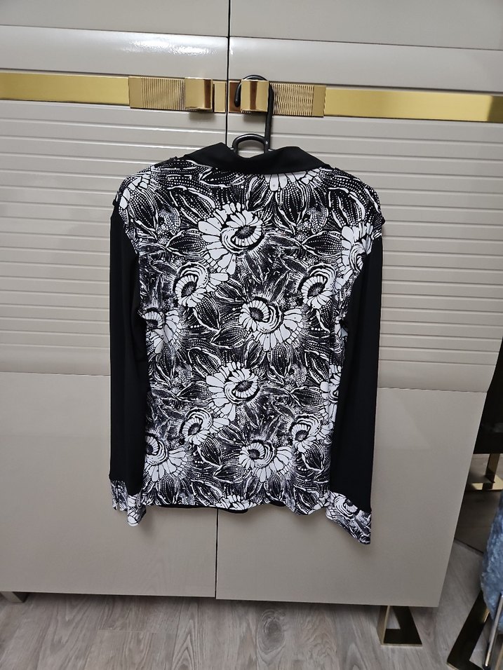 Düğmeli Siyah Desenli V Yaka Kadın Bluz - Görsel 2