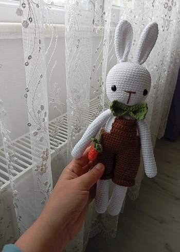 Diğer Kahverengi Tulumlu El Örgüsü Tavşan Oyuncak