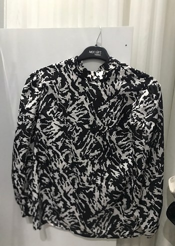 Düğmeli Yüksek Yakalı Uzun Kollu Batik Gömlek