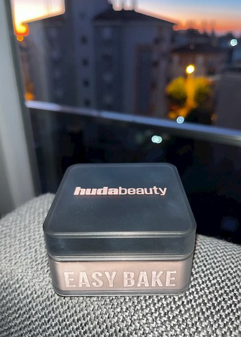 HUDA BEAUTY Toz Pudra Açık Bej - Görsel 3