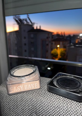 HUDA BEAUTY Toz Pudra Açık Bej - Görsel 5