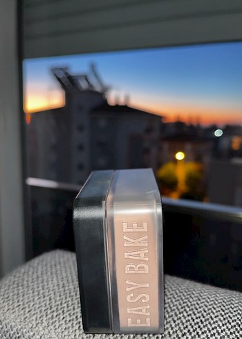 HUDA BEAUTY Toz Pudra Açık Bej - Görsel 4