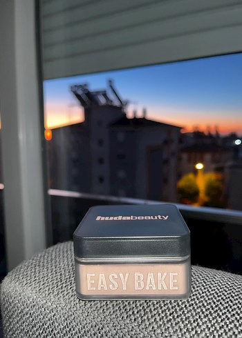 HUDA BEAUTY Toz Pudra Açık Bej - Görsel 2
