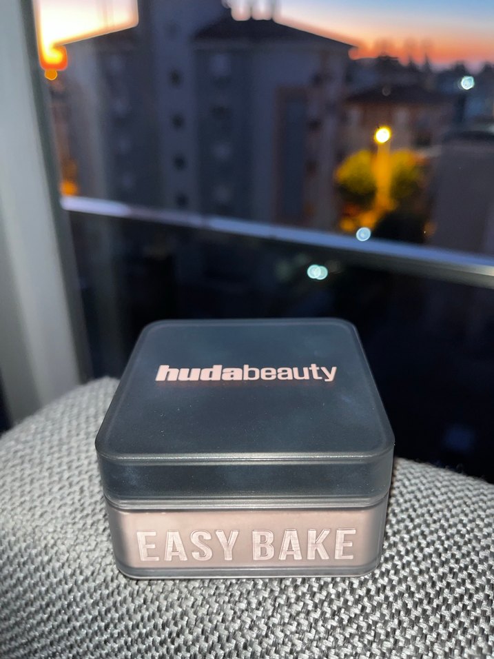HUDA BEAUTY Toz Pudra Açık Bej - Görsel 3