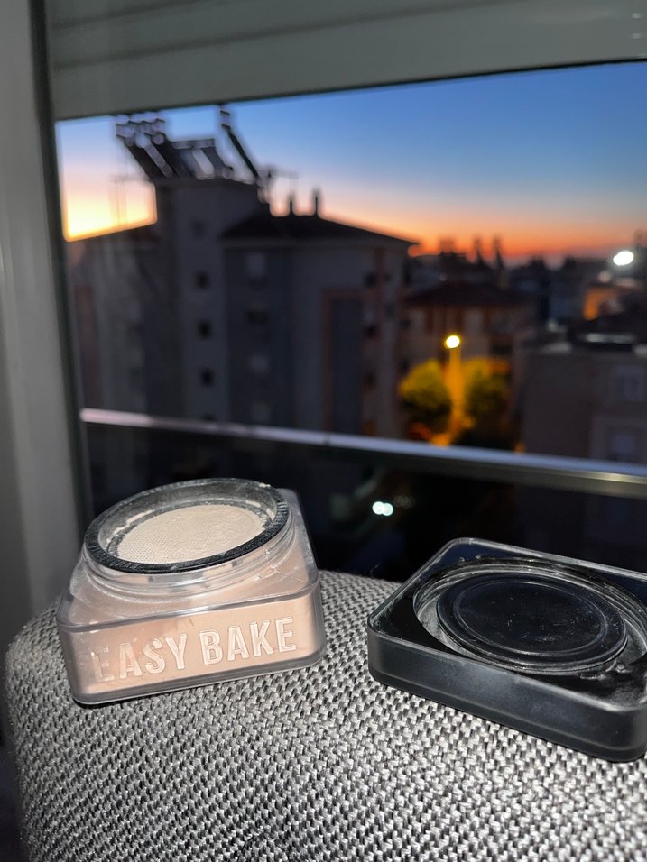 HUDA BEAUTY Toz Pudra Açık Bej - Görsel 5