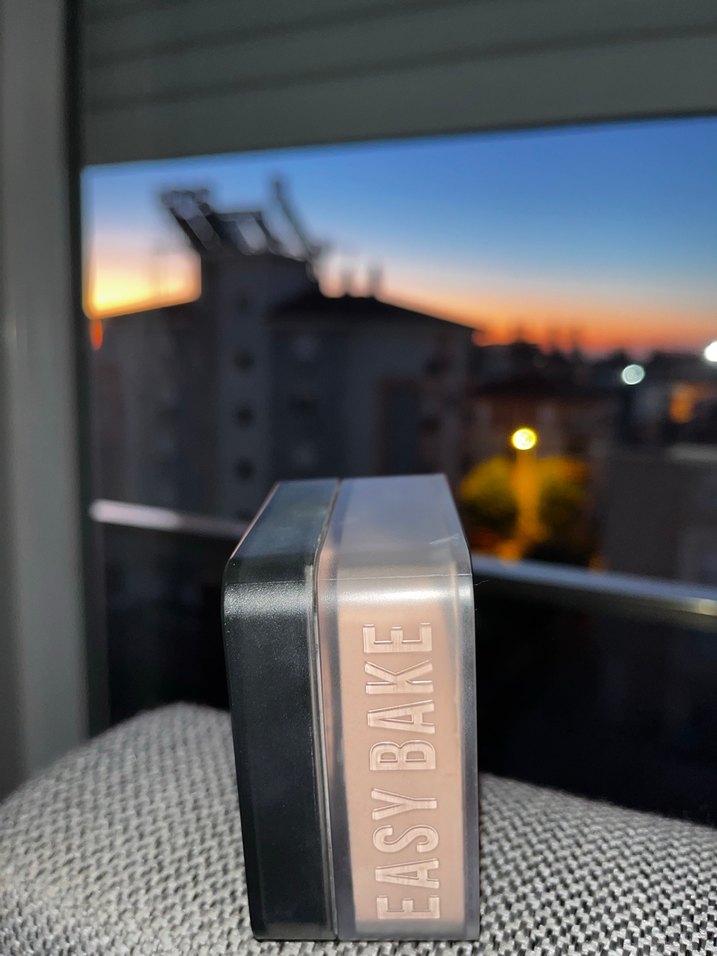 HUDA BEAUTY Toz Pudra Açık Bej - Görsel 4