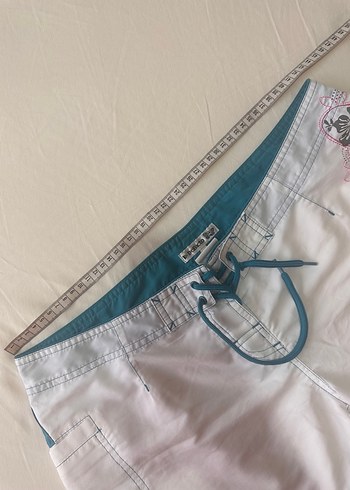 Beyaz Desenli Mini Kadın Şort - Görsel 3