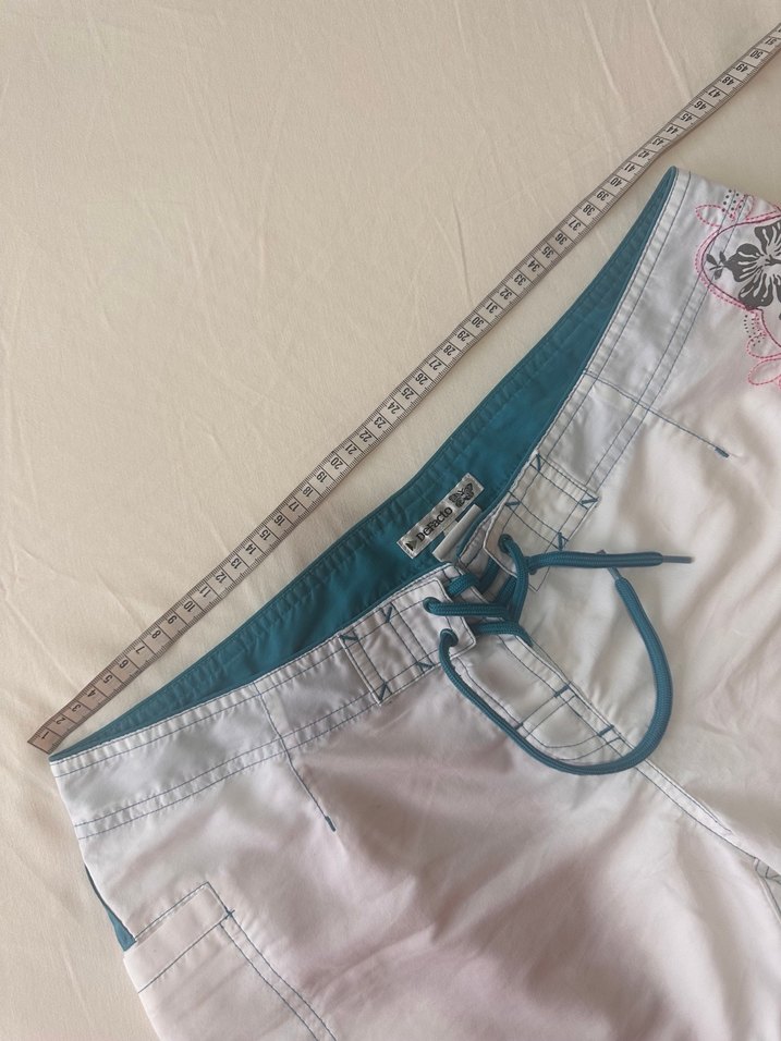 Beyaz Desenli Mini Kadın Şort - Görsel 3