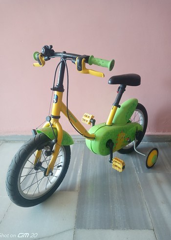 Sarı ve Yeşil b-twin Çocuk Üç Tekerlekli Bisiklet