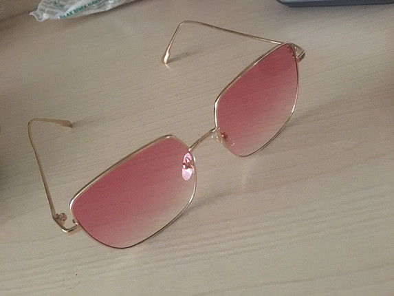 Pembe gözlük 