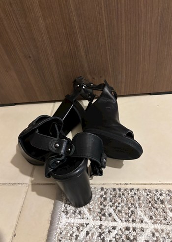 Kadın Siyah Deri Topuklu