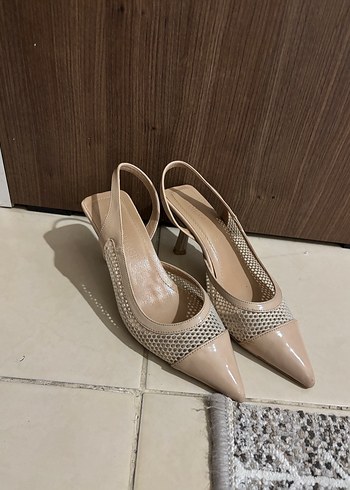 Kısa topuklu bej stiletto