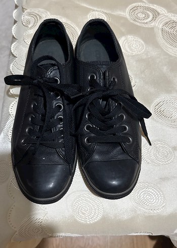 Siyah BağcıklıKadın Spor Ayakkabı.Converse orijinaldir