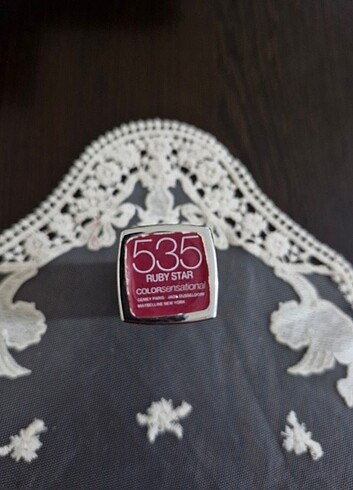Beden MAYBELLINE COLOR SENSATIONAL 535 RUBY STAR