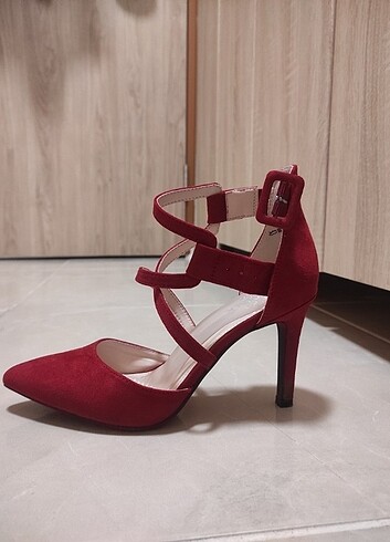 Kırmızı topuklu ayakkabı (tabanlikli)