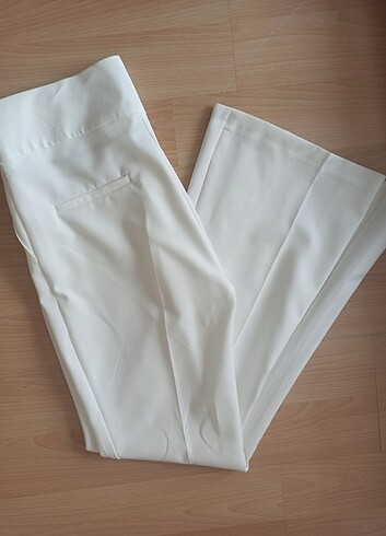 Beyaz blazer ve Kumaş pantolon takımı