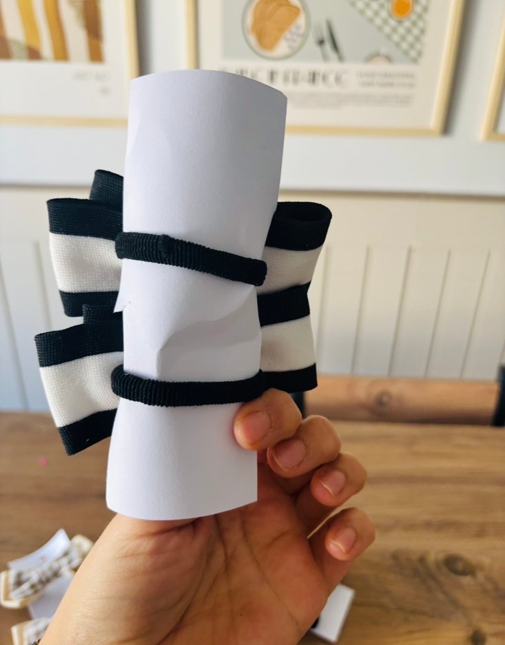 Zebra Desenli Beyaz Fiyonk Toka Seti - Görsel 4