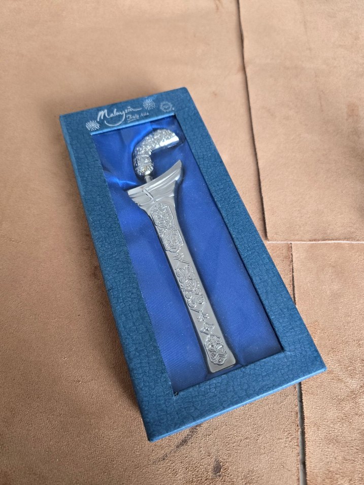 Altın Renkli Parlak Dekoratif Kesici - Görsel 3