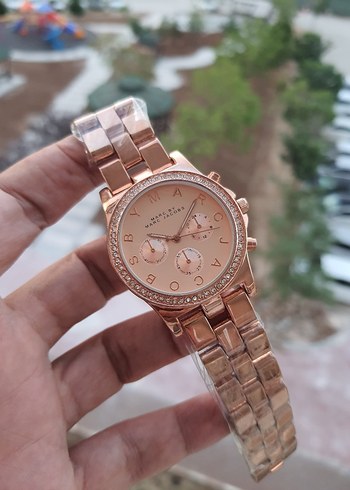 Beden altın Renk Parlak Pembe Klasik Kadın Kol Saati Taşlı bezel