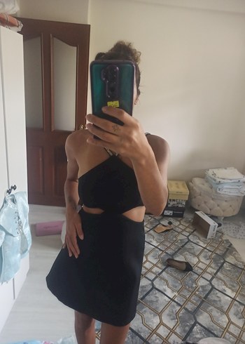 Koton siyah straplez askılı taşlı pencere detaylı mini abiye