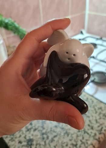 Siyah ve Bej Melek Tuzluk ve Biberlik - Görsel 2