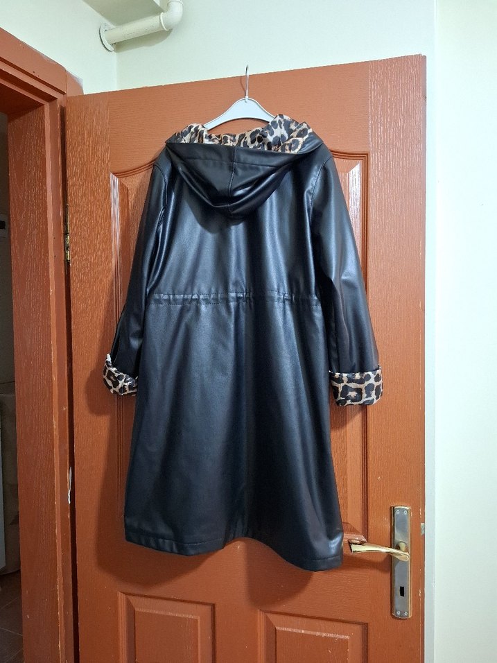 Kadın Siyah Deri Uzun Kapüşonlu Yağmurluk - Görsel 5