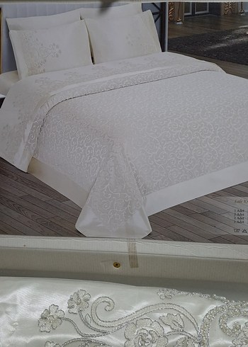 Nakışlı krem lale pike takımı inci detaylı