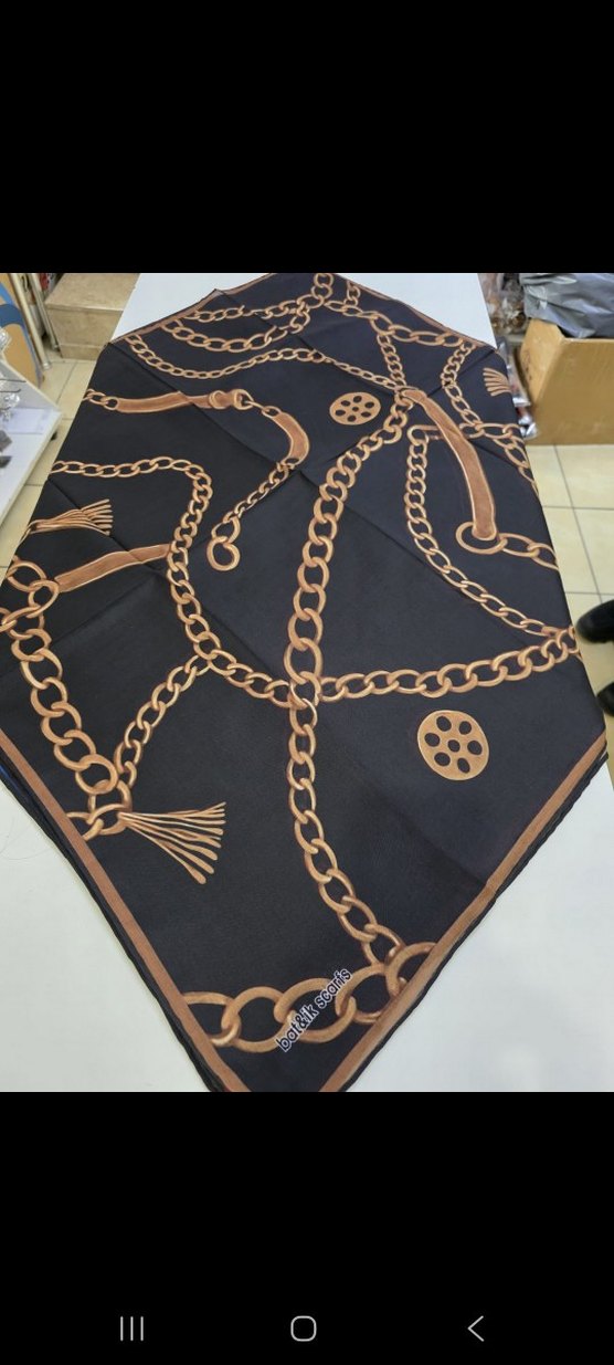 Zincir Detaylı Altın Rengi Kadın eşarp - Görsel 4