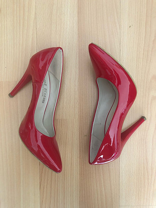 Kırmızı rugan stiletto