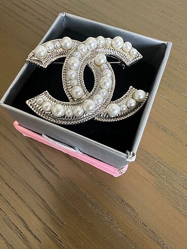 İncili Chanel broş