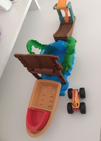 Hot Wheels MonsterTrucks Timsahtan Kaçış Renk Değiştiren Oyun