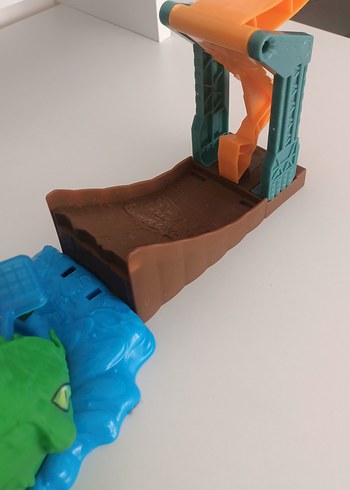  Hot Wheels MonsterTrucks Timsahtan Kaçış Renk Değiştiren Oyun