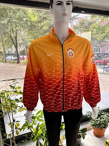 Takımınızın yağmurluğunu üstünüzde taşıyın - Görsel 6