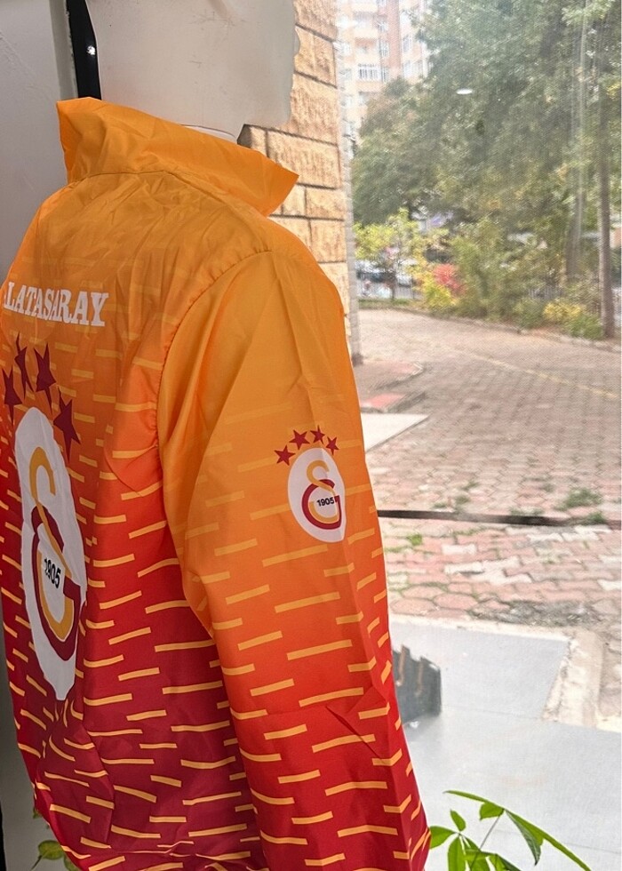 Takımınızın yağmurluğunu üstünüzde taşıyın - Görsel 3