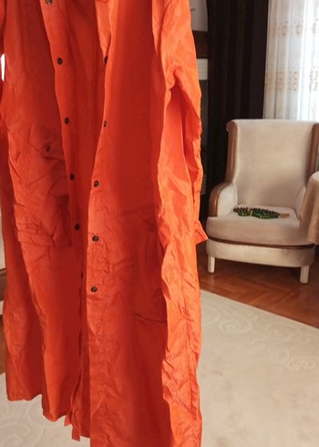 Uzun Turuncu Düğmeli Kapşonlu Kadın Yağmurluk - Görsel 3