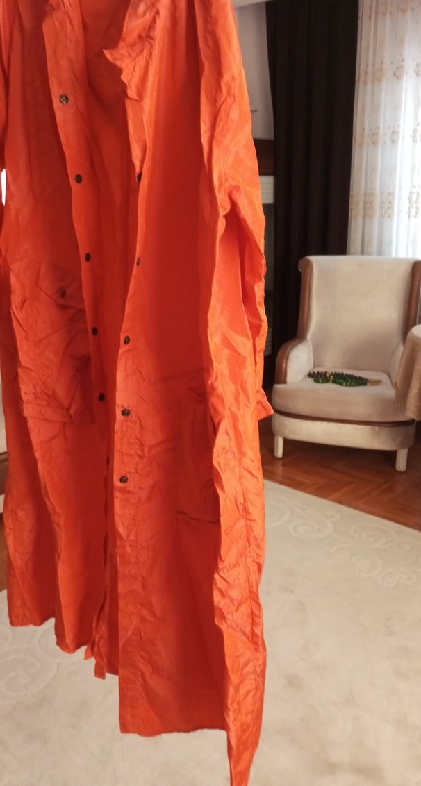 Uzun Turuncu Düğmeli Kapşonlu Kadın Yağmurluk - Görsel 3