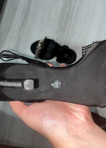 39 Beden siyah Renk Zara kurdeleli topuklu