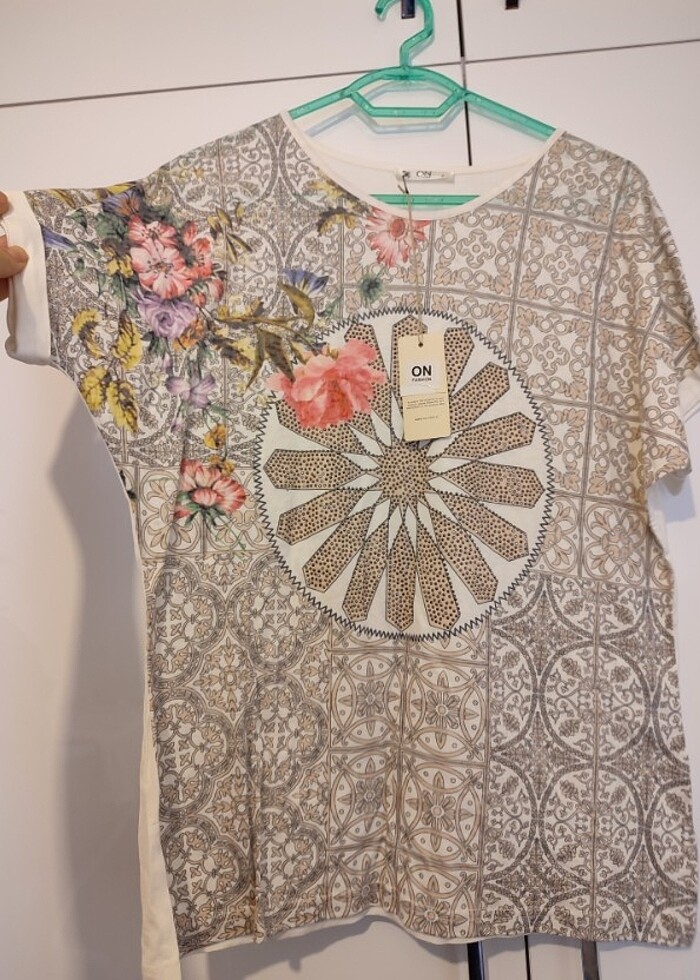 Desenli Yazlık Etiketli Şık Bluz - Görsel 3