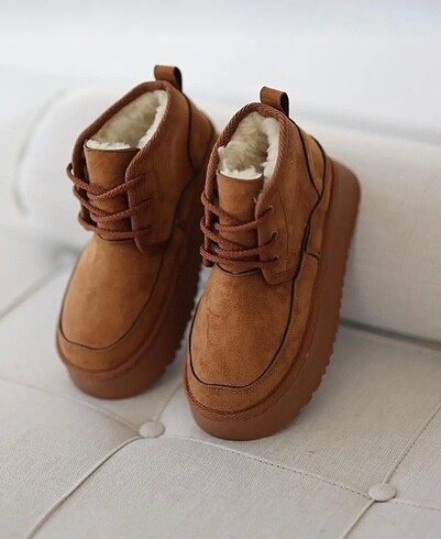 Ugg Ugg bağcıklı