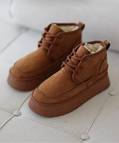 Ugg bağcıklı