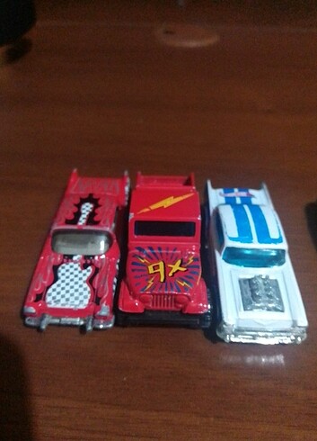 Hotwheels arabalar sadece yeşil ve jeep kaldı tane100 ikisi175