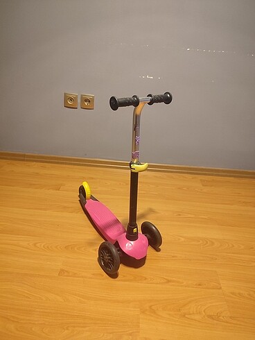 Decathlon marka kız çocuk scooter 20 kg kadar taşır.