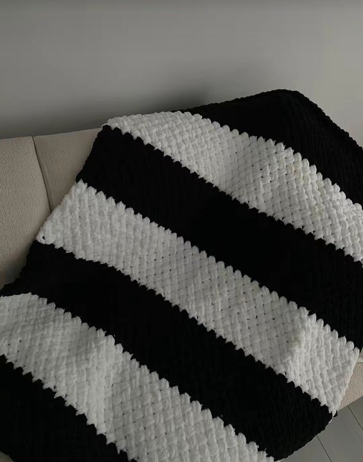 Çizgili Siyah Gri Örgü Battaniye - Görsel 2