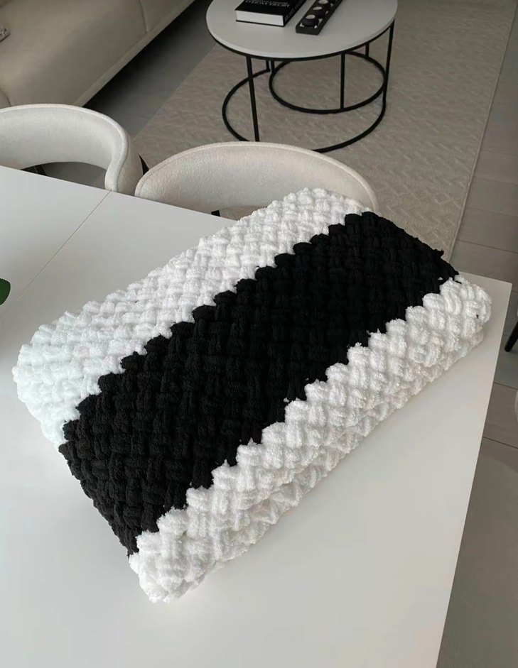 Çizgili Siyah Gri Örgü Battaniye - Görsel 4